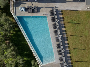 Kymothoe Elite Suites
