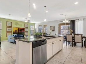 Upstair Loft Premium Home With Pool, Spa & Games! 5 Bedroom Condo