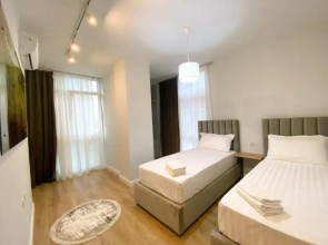Centrally located Glamorous Bright APT near Bazaar