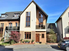 Luxury 4 Bedroom 3 Bathroom House- Sleeps up to 8 - Free Parking, Balcony, Private Garden, Super-Fast Wifi and SmartTVs with Netflix by Yoko Property