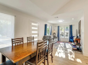 4 Mi to UT Austin: Bright & Modern Family Home