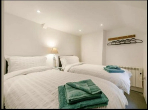 2-bed, Sleeps 4, Pets Welcome, Parking