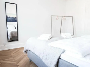 Beautiful 2-bed With Large Balcony