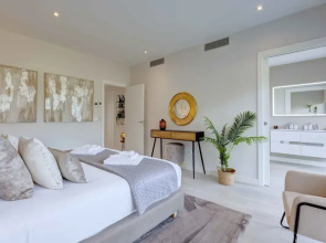 Modern Four Bedroom House With Golf Course Views