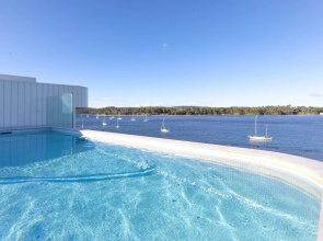 Glorious 2-bed With Waterside Balcony Views