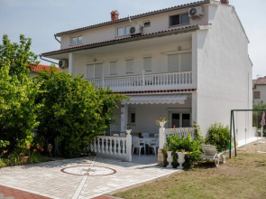 Marjetka house max 17 Pers with 2 complete kitchens, 2 garden grills, bestway swimming pool
