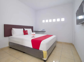 RedDoorz near Siloam Hospital Karawaci 2