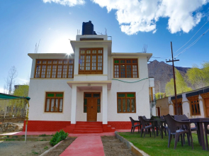 OYO 13759 Hotel Galwan Palace