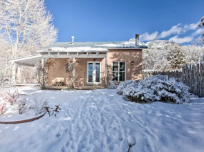 Unique Casita w/ Kiva Fireplace: 11 Mi to Taos Ski