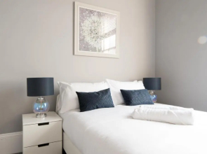 Central Cheltenham, Regency Apartment with PARKING, Cavalier Suite - Sleeps 6