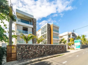 Penthouse 13 - One Bay Residence with private rooftop terrace and dip in pool