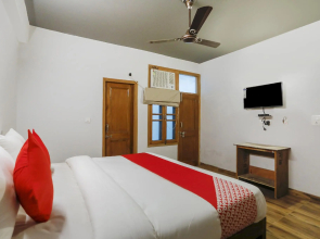 OYO 74943 Hotel Discovery