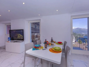 Yellow View Apartment