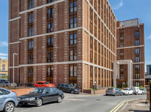 2 Bedroom Luxury St Albans Apartment - Free WiFi with Netflix & Parking. The property sleeps 6