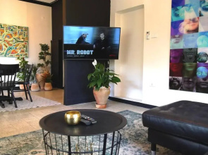 Inspiring 3Bed Unit with Sunny Balcony & Fireplace