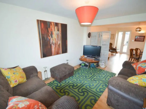 Stylish 2 Bedroom Home Near Bristol