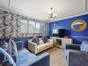 House - Sleeps 8 - Hot tub - Parking - Garden