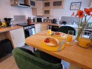 Modern and Spacious 4 Bedroom House, Hot Tub, Wifi, Netflix, Parking
