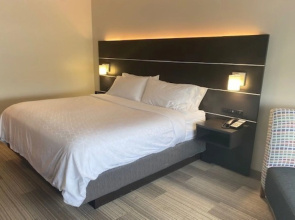 Holiday Inn Express & Suites Warrensburg North by IHG