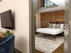 Extra Classy 1 BR Loft With Exposed Brick Downtown