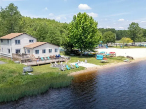 The Lake Life by Avantstay Lakefront + View + Hot Tub