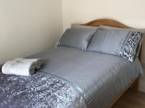 Newly refurbished 3 Bed House Near City
