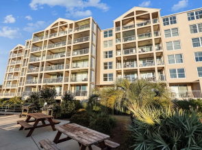 Magnolia House 407 is a 1 BR with amazing views by RedAwning