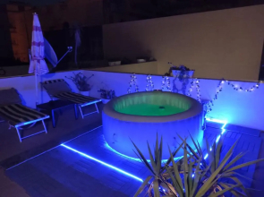 Studio apartment with private terrace, Jacuzzi & views