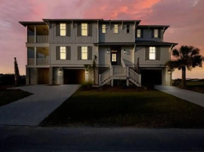 Stunning 4BR Vacation Rental With Private Pool, Spa, & Resort Club Cards