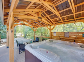 Spacious Packwood Cabin w/ Hot Tub - Near River