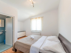 Crowonder Sun&Fun Holiday House with Large Swimming Pool, Playroom and Garden