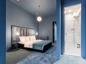 Отель HB Freeze Inn