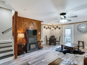 Pet-friendly Granbury Home w/ Yard, Near Downtown!