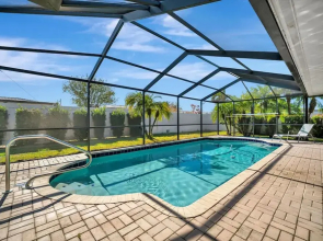 The Crown House 4b Pool Home 6 Mins to IR Beach