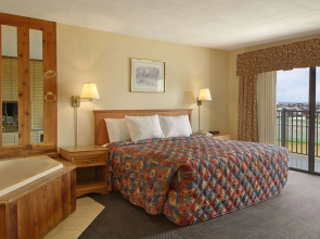 Days Inn by Wyndham Mackinaw City - Lakeview
