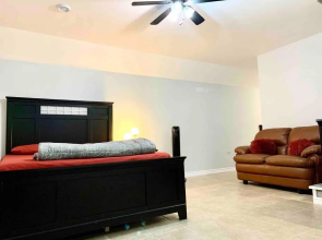1-bedroom place with free parking on premise