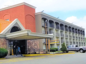 Howard Johnson by Wyndham Clifton NJ