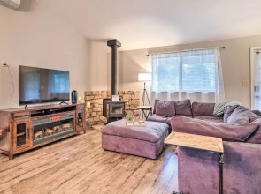 Lakeside Groveland Home w/ Hot Tub, Near Yosemite