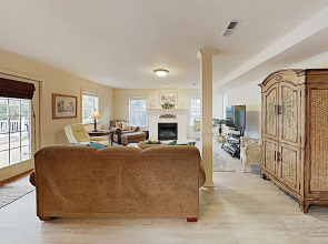 New Listing! Canalfront All-suite: Steps To Beach 5 Bedroom Home