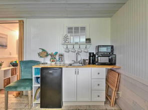 5 Mi to Rockport Beach Park: Studio w/ Porch!