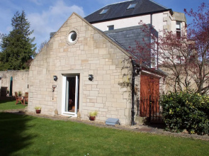 2 Bedroom House With Free Parking