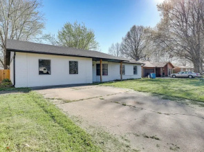 Lovely Bentonville Home w/ Grill: 1 Mi to Downtown