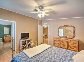 < 2 Mi to River: Home w/ Fire Pit in Homosassa