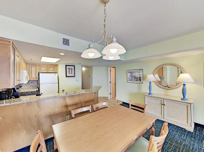 Beachfront Grande Cayman W/ Pools, Gym & Waterpark 3 Bedroom Condo