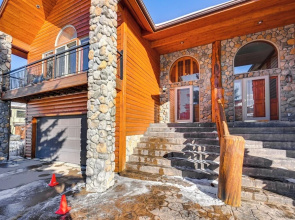3 Mi to Dtwn: Mtn-view Red Lodge Retreat!