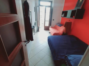 Cozy ROOM STANZA close city center in a family House Stanza in appartamento condiviso noi viviamo in casa STANZA in affitto
