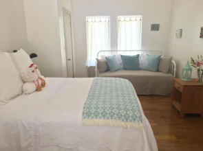 Lake Austin Luxury Guesthouse Cabin Retreat & Modern Farmhouse Suite