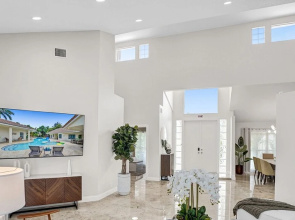 8 Br Villa with Pool & Basketball Court