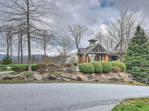 Trillium Links Condo w/ Deck Near Lake Glenville!