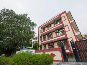 OYO 695 Hotel Silver Leaf